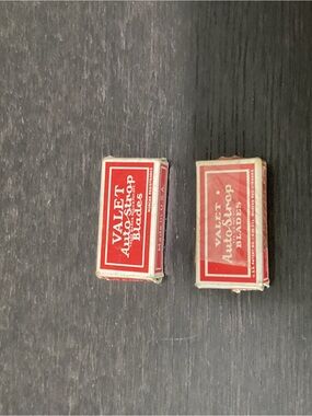 Antique 1920s-1930s boxes of valet cut through blade. Empty box and 1 blade